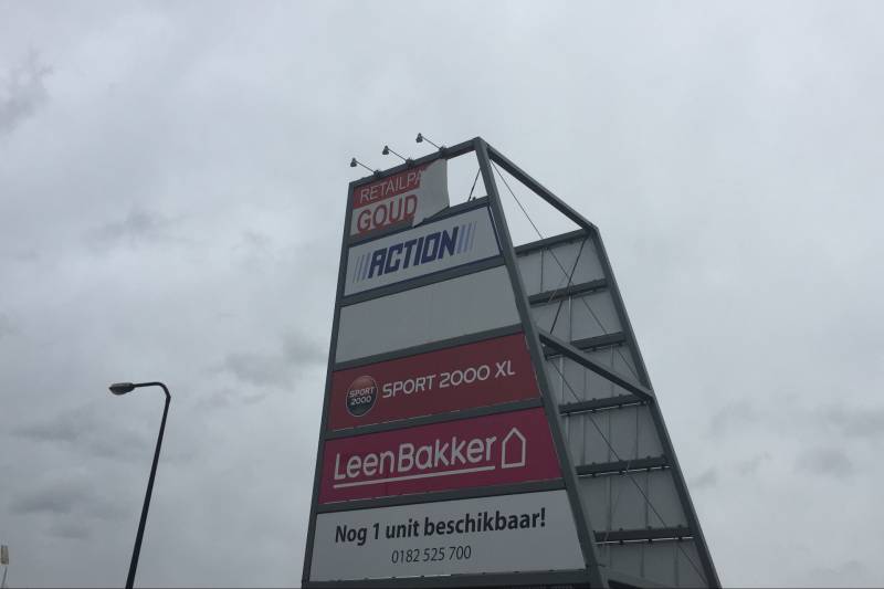 Deel van reclamebord dreigt weg te waaien