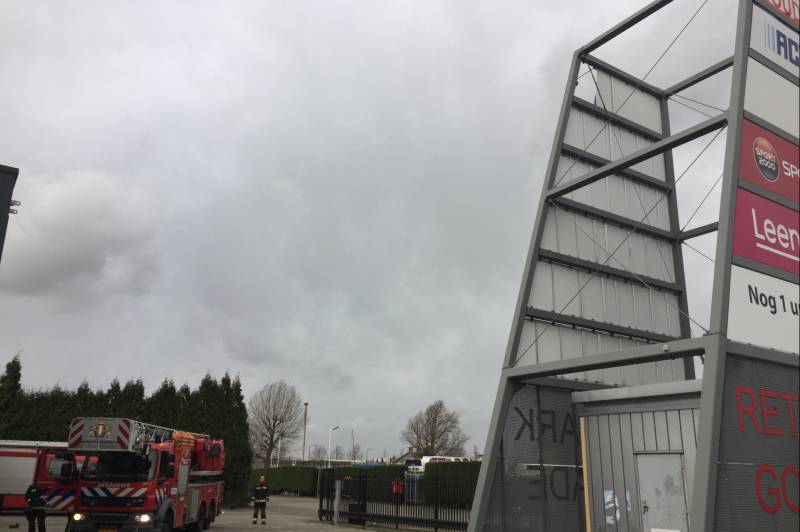 Deel van reclamebord dreigt weg te waaien