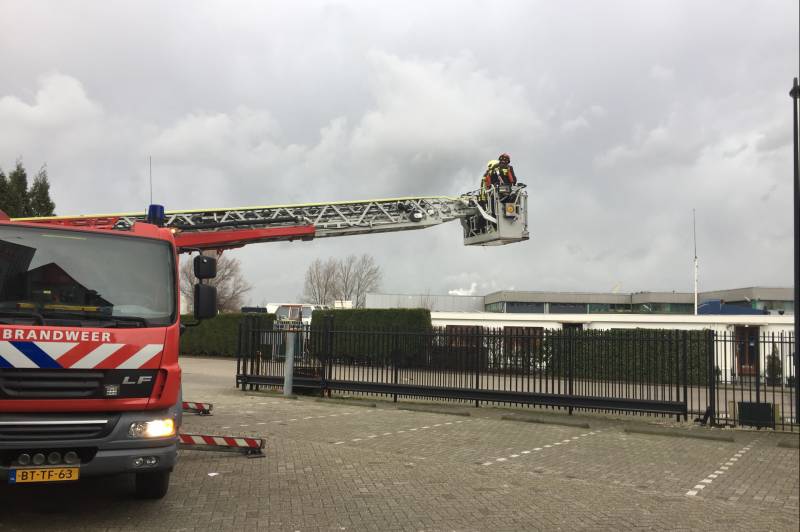 Deel van reclamebord dreigt weg te waaien