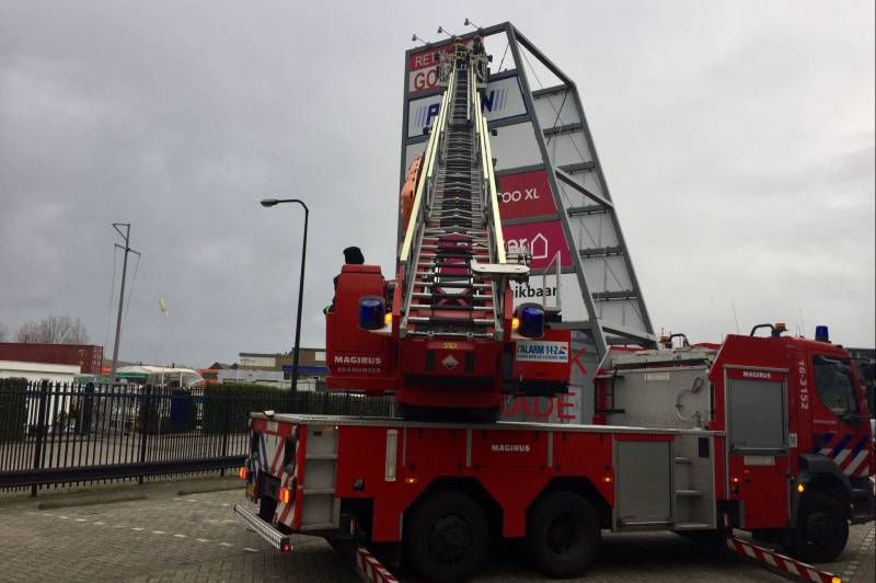 Deel van reclamebord dreigt weg te waaien