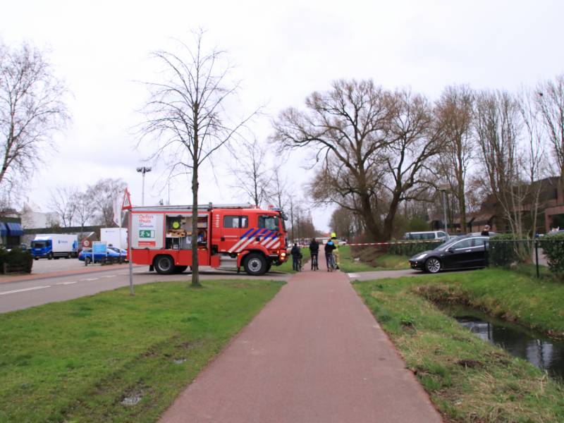 Weg afgesloten om afgebroken dikke tak