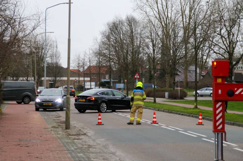 Weg afgesloten om afgebroken dikke tak