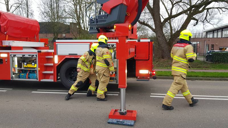 Weg afgesloten om afgebroken dikke tak