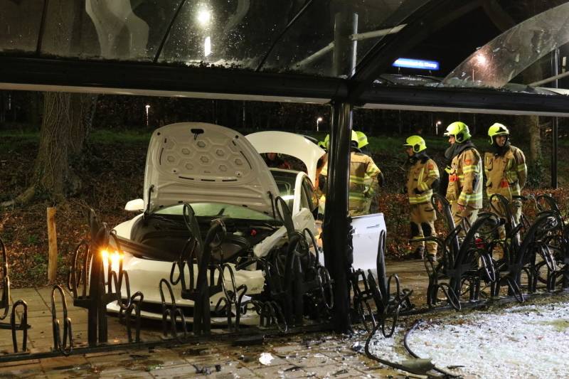 Peperdure Tesla crasht in fietsenstalling