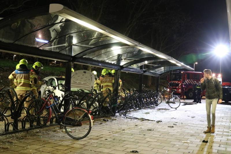 Peperdure Tesla crasht in fietsenstalling