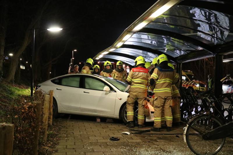 Peperdure Tesla crasht in fietsenstalling
