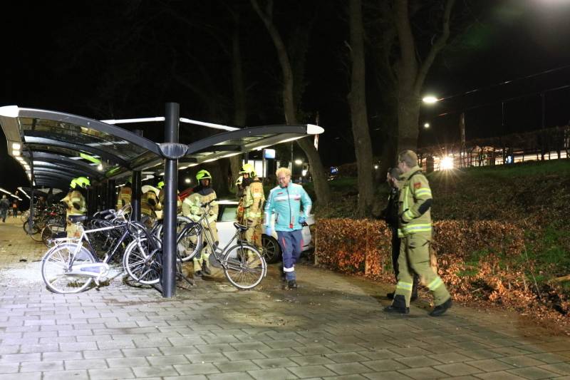 Peperdure Tesla crasht in fietsenstalling