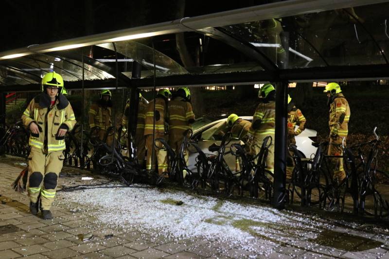 Peperdure Tesla crasht in fietsenstalling