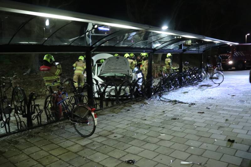 Peperdure Tesla crasht in fietsenstalling