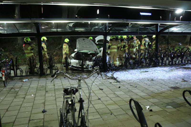 Peperdure Tesla crasht in fietsenstalling