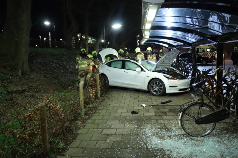 Peperdure Tesla crasht in fietsenstalling