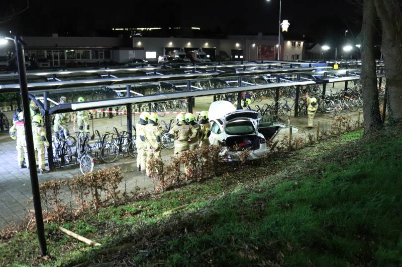 Peperdure Tesla crasht in fietsenstalling