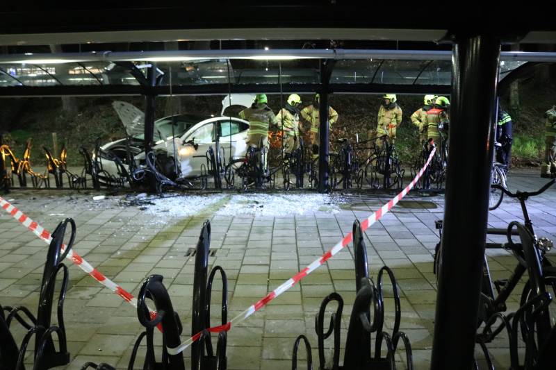 Peperdure Tesla crasht in fietsenstalling