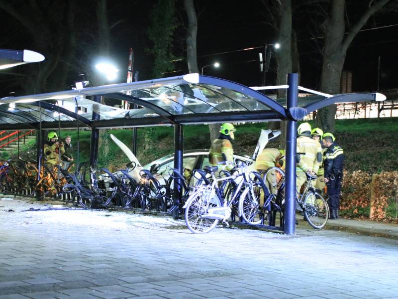 Peperdure Tesla crasht in fietsenstalling