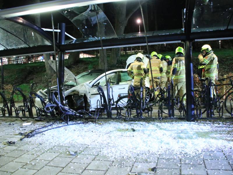 Peperdure Tesla crasht in fietsenstalling