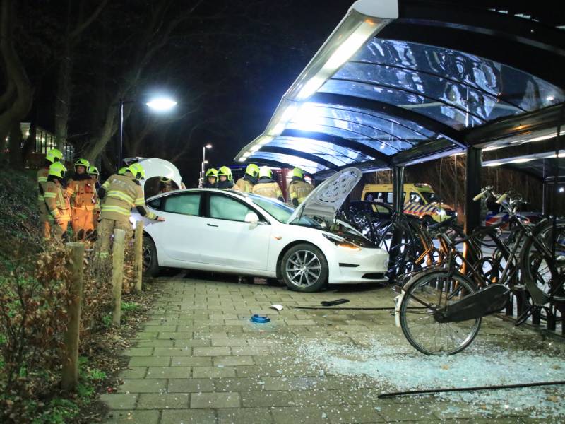 Peperdure Tesla crasht in fietsenstalling