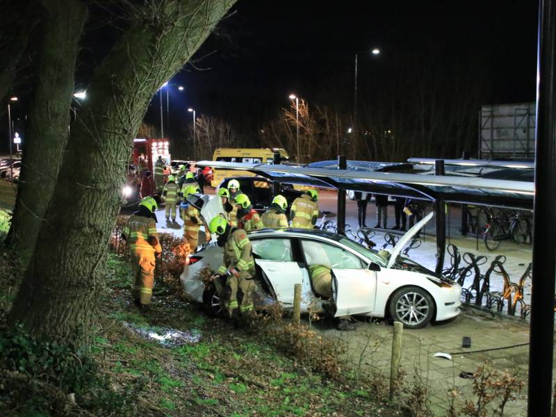 Peperdure Tesla crasht in fietsenstalling