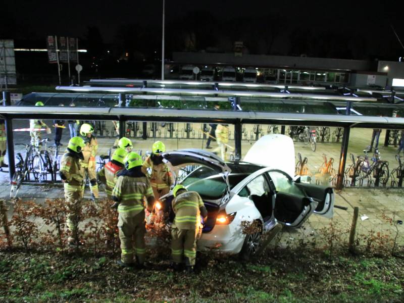 Peperdure Tesla crasht in fietsenstalling