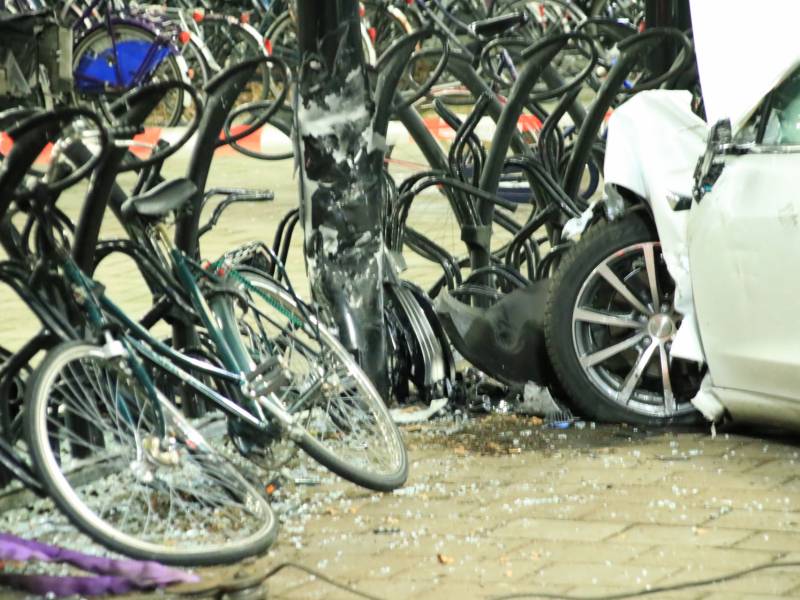 Peperdure Tesla crasht in fietsenstalling