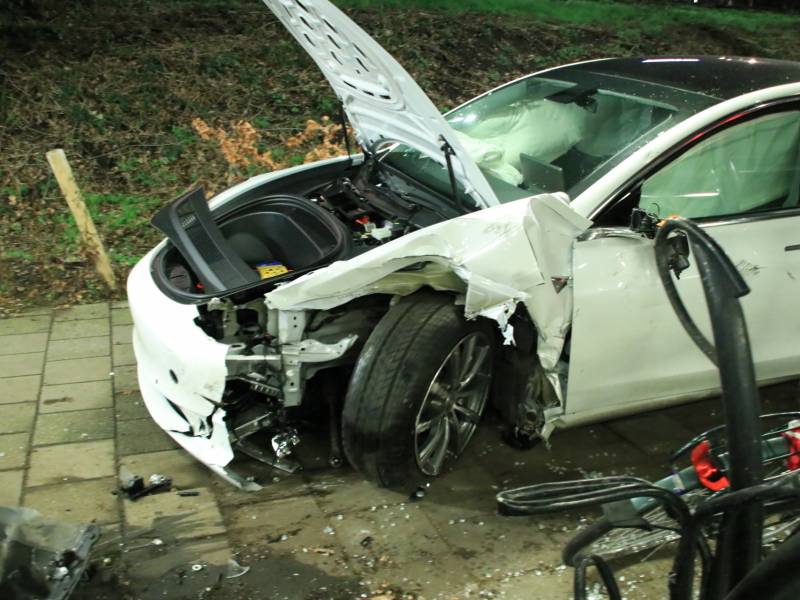 Peperdure Tesla crasht in fietsenstalling