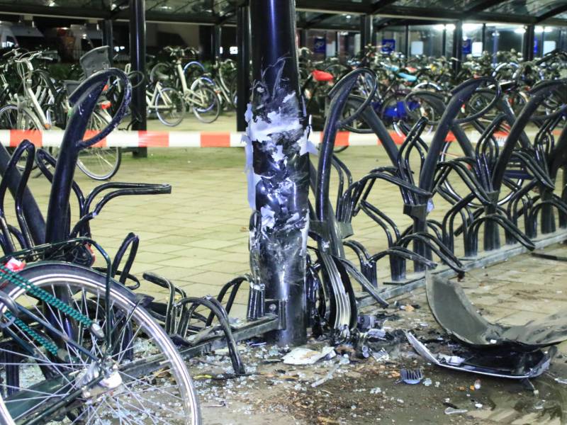 Peperdure Tesla crasht in fietsenstalling
