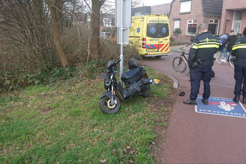 Scooterrijder en fietser botsen op elkaar