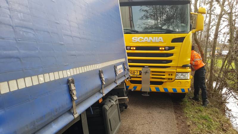 Vrachtwagen weggezakt in berm