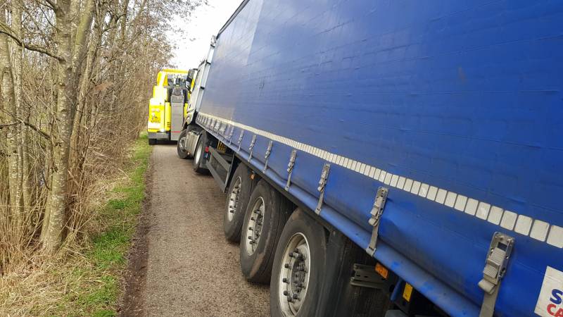 Vrachtwagen weggezakt in berm