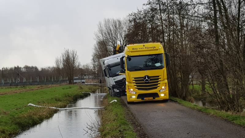 Vrachtwagen weggezakt in berm