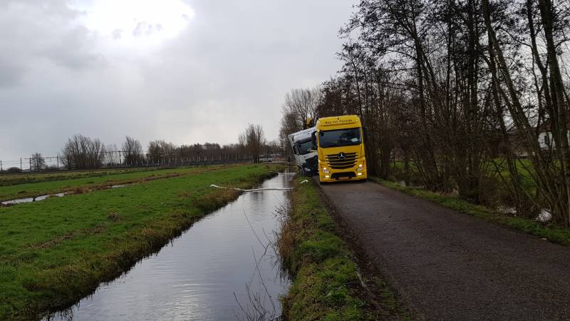 Vrachtwagen weggezakt in berm