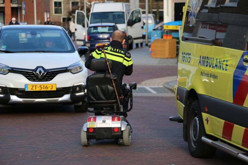 Persoon in scootmobiel ten val