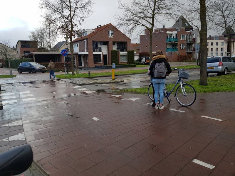 Fietser geschept bij oversteken