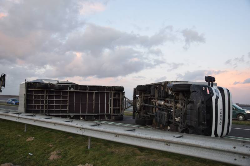 Lege vrachtwagen gekanteld door harde wind op Philipsdam