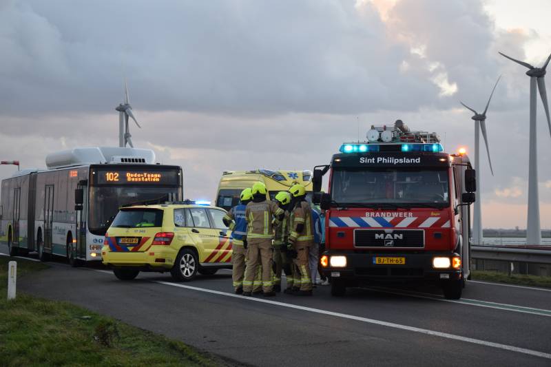 Lege vrachtwagen gekanteld door harde wind op Philipsdam