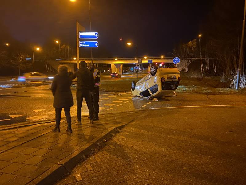 Auto over de kop bij ongeval