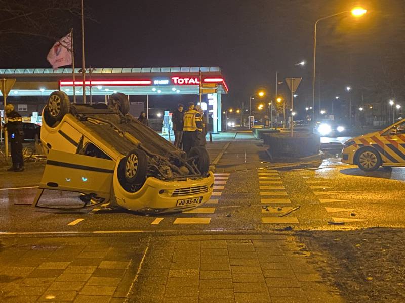 Auto over de kop bij ongeval