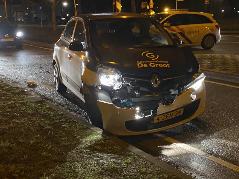 Auto over de kop bij ongeval