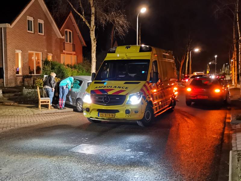 Automobilist eindigt tegen tuinmuur