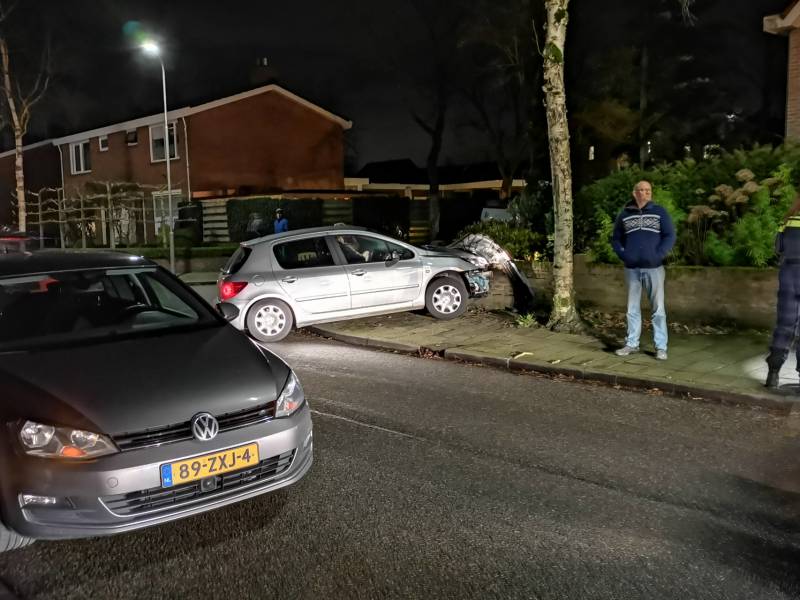 Automobilist eindigt tegen tuinmuur