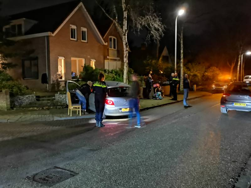 Automobilist eindigt tegen tuinmuur