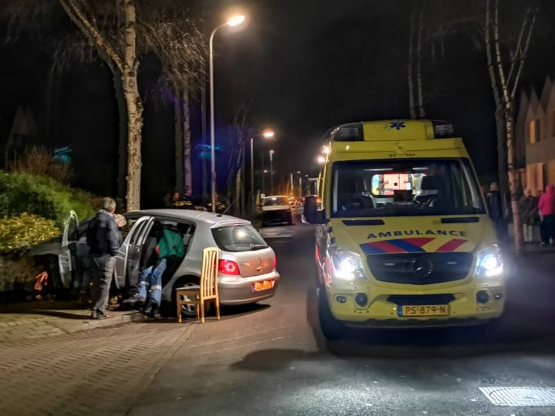 Automobilist eindigt tegen tuinmuur