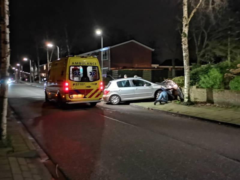 Automobilist eindigt tegen tuinmuur