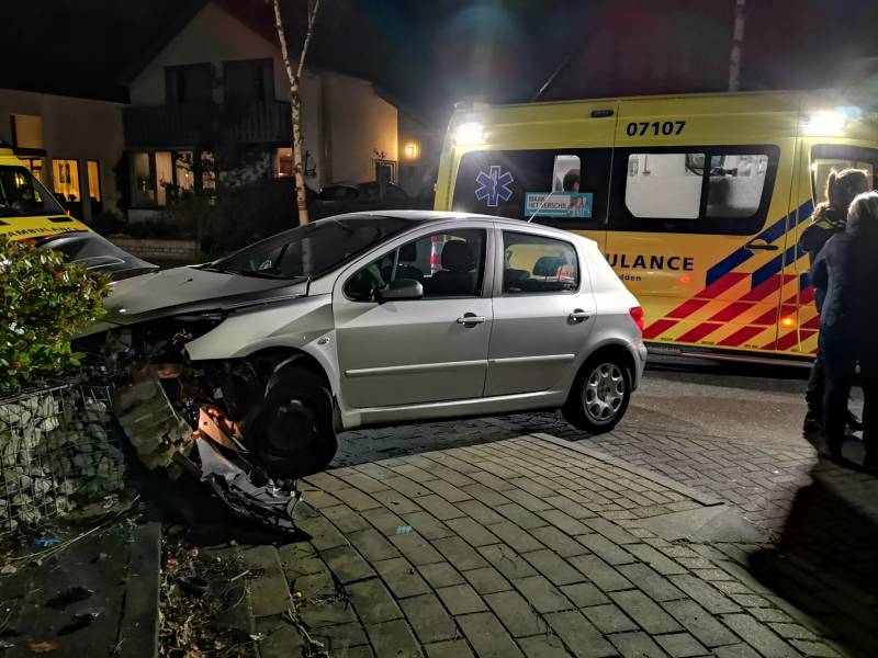 Automobilist eindigt tegen tuinmuur