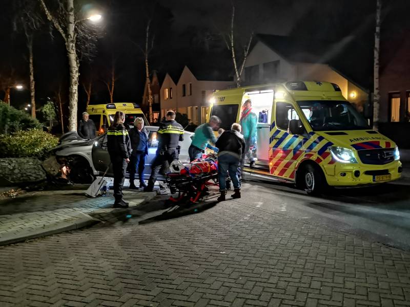 Automobilist eindigt tegen tuinmuur