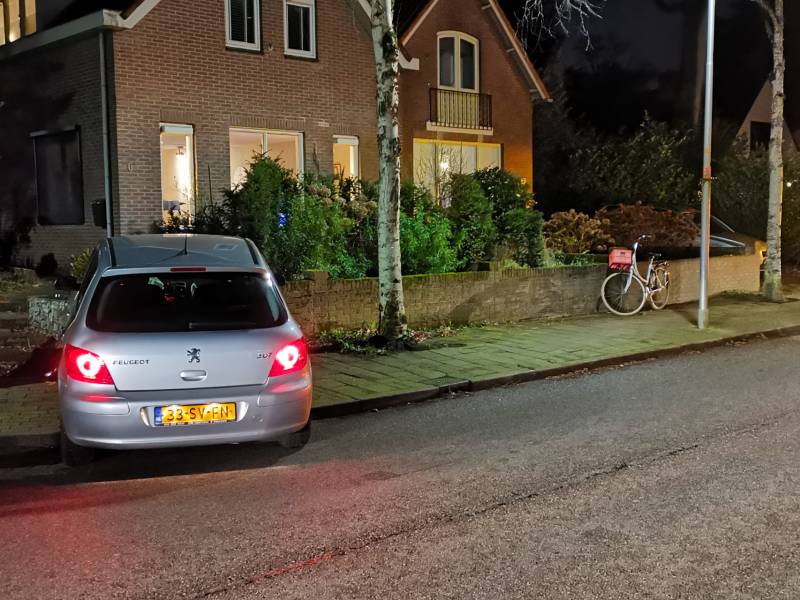 Automobilist eindigt tegen tuinmuur