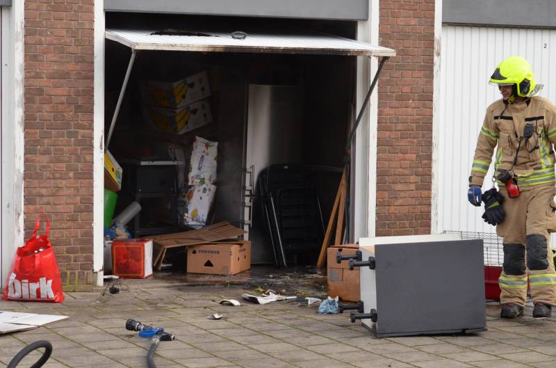 Rook uit garage leidt naar brandende spullen