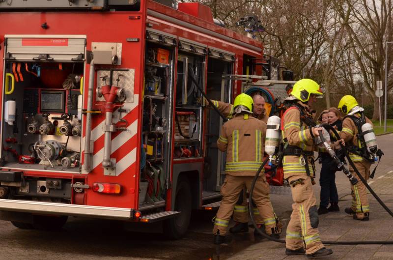 Rook uit garage leidt naar brandende spullen