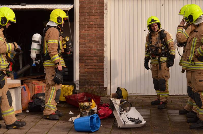 Rook uit garage leidt naar brandende spullen