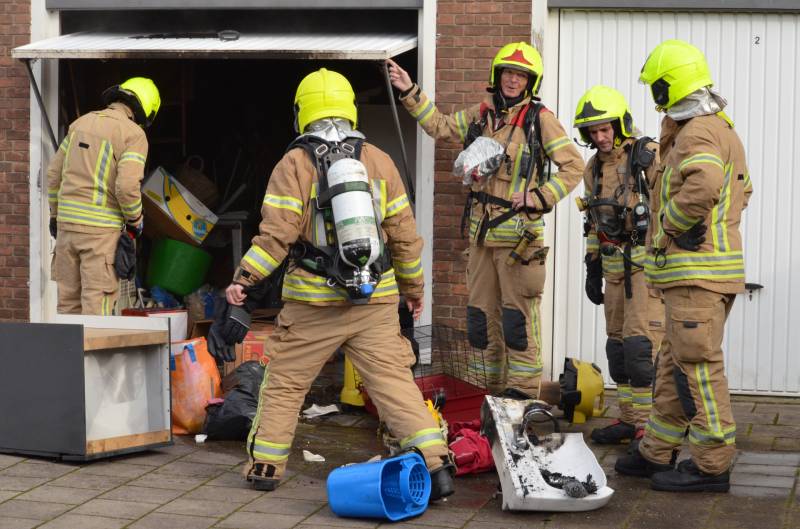 Rook uit garage leidt naar brandende spullen