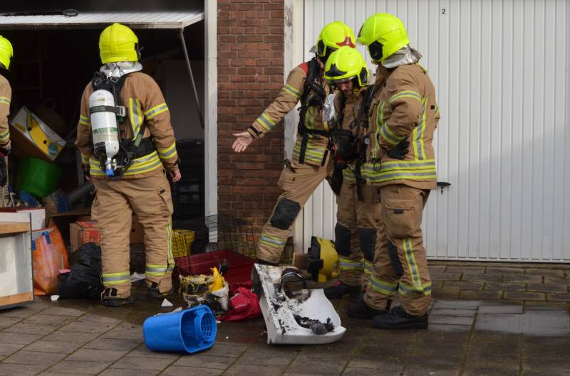 Rook uit garage leidt naar brandende spullen